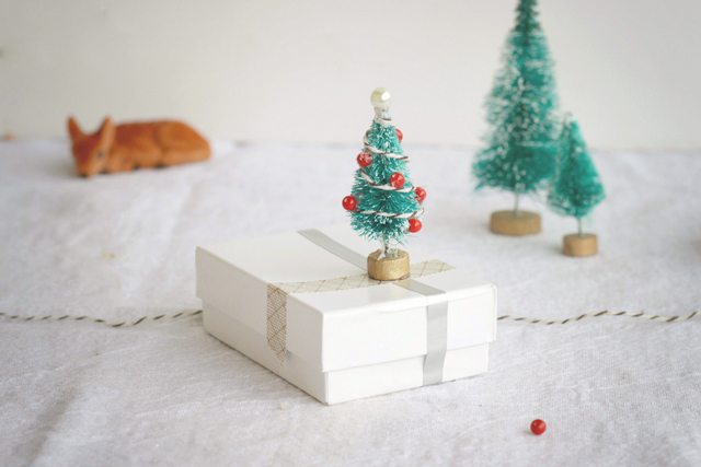 DIY Mini Christmas Tree Gift Wrap Embellishment